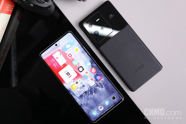 iQOO 10 Pro采用一块6.78英寸的E5材质屏幕 iQOO 10 Pro评测:200W快充足以改变我们的生活方式