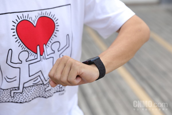 Apple Watch SE Apple Watch Series 8/SE:让每一个人获得健康的生活方式
