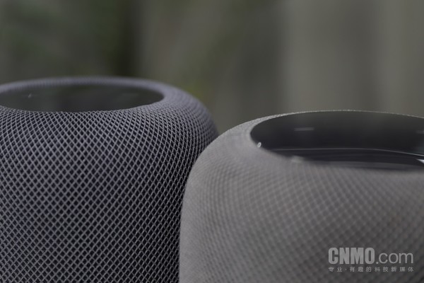 两代HomePod对比:第二代改为凹陷设计(左) 第二代HomePod:给你一份宁静和放松 不复当年模样