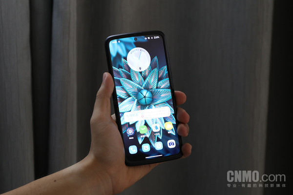 moto razr 2022 moto razr 2022评测:为“折叠旗舰”正名 开启折叠屏主力机时代