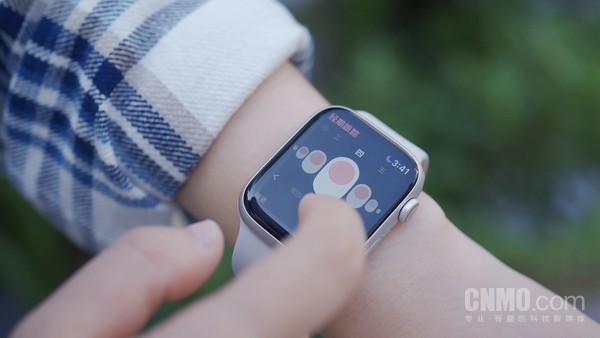 Apple Watch Series 8/SE:让每一个人获得健康的生活方式 Apple Watch Series 8/SE:让每一个人获得健康的生活方式