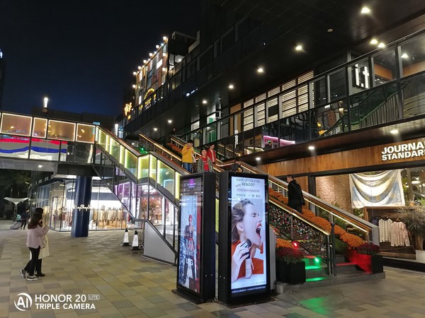 荣耀20青春版夜景样张 荣耀20青春版评测 4800万拍照与蓝粉撞色解锁你的美