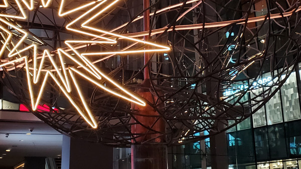 三星Note10+ 5G 夜景拍摄硬碰硬 荣耀V30 PRO对比三星Note10+ 5G