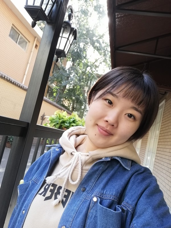 逆光自拍样张 荣耀20青春版自拍体验 AI美颜拍照让小姐姐会心一笑