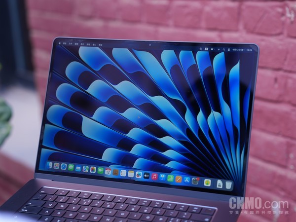 15英寸版MacBook Air的屏幕分辨率为2880×1864 15英寸MacBook Air:一台个性相当鲜明的笔记本