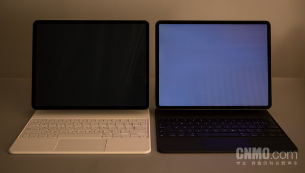 新iPad Pro(左侧)可以显示纯黑画面 iPad Pro 12.9评测:最强屏幕与最强芯片的完美融合