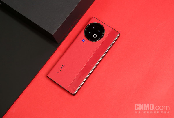 vivo X Fold2 vivo X Fold2:更易用的折叠屏旗舰 “减重不减质”