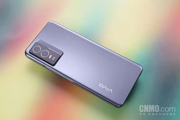 vivo Y76s“星夜黑” vivo Y76s评测:星钻工艺加持 千元机也能轻薄时尚