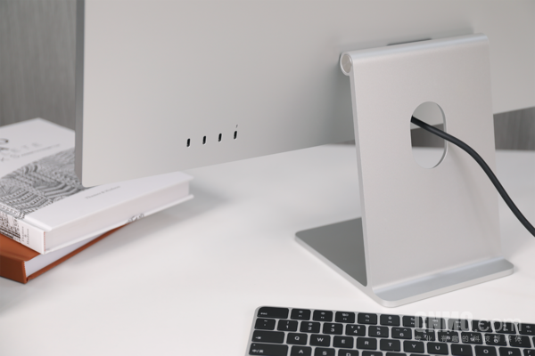 Studio Display背部拥有四个接口 分别为一个雷雳3接口以及三个USB-C接口 Mac Studio:这是每一位创作者“梦开始的地方”
