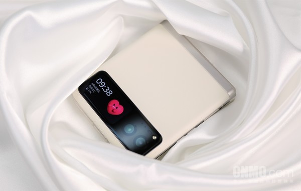 moto razr 40评测:3999元起!可能是目前质价比最高的竖向折叠屏 moto razr 40评测:3999元起!可能是目前质价比最高的竖向折叠屏