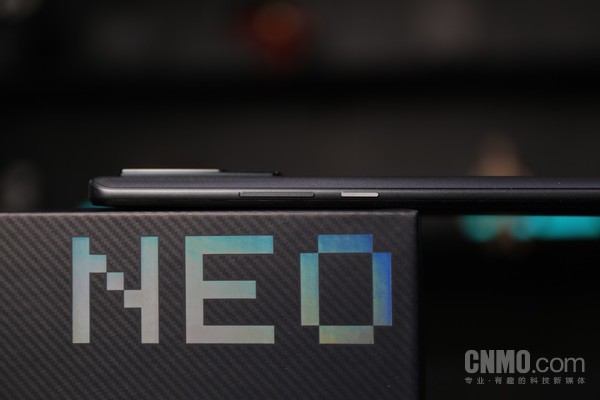 内置5000mAh电池 机身厚度控制得不错 iQOO Neo7评测:旗舰硬件加持 性能用户们的新惊喜