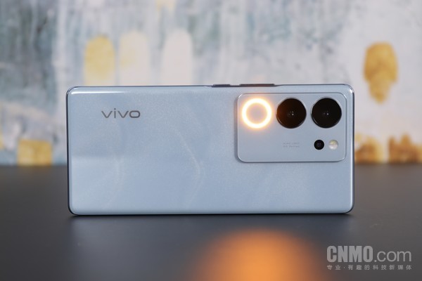 vivo S17 Pro的柔光环采用了“雷达罩”(Beauty Dish)风格 vivo S17 Pro评测:双面柔光知冷暖 夜景人像新高度