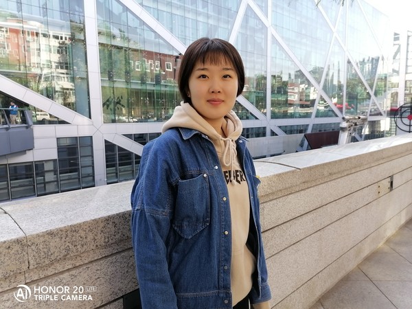 后置人像样张 荣耀20青春版自拍体验 AI美颜拍照让小姐姐会心一笑