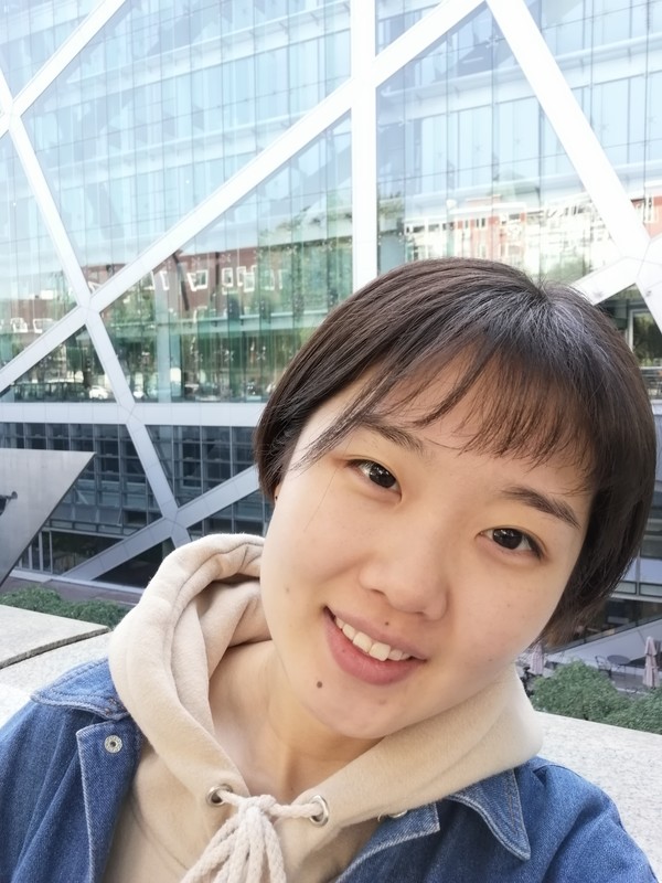 荣耀20青春版室外自拍样张 荣耀20青春版自拍体验 AI美颜拍照让小姐姐会心一笑