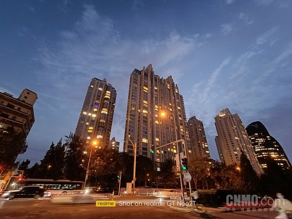真我GT Neo2T超广角夜景样张 真我GT Neo2T天玑1200 AI版让体验升级 手表T1表现优