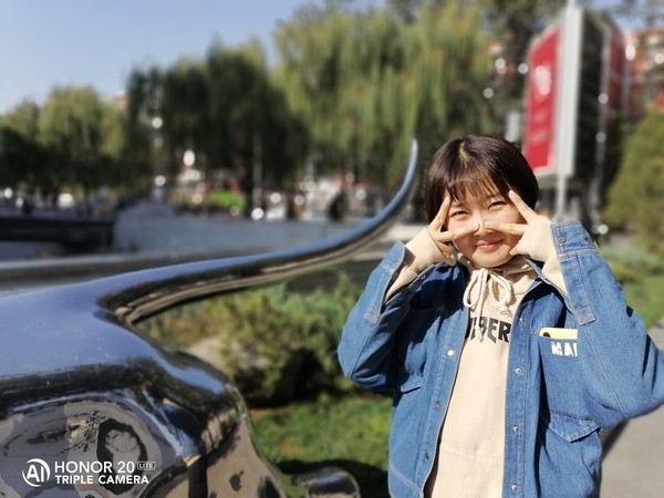 大光圈样张 荣耀20青春版自拍体验 AI美颜拍照让小姐姐会心一笑