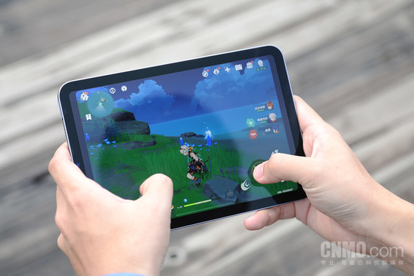 使用第六代iPad mini玩游戏时,屏幕两侧会有黑边 全面屏iPad mini:它就是一款可以随拿随用的“小钢炮”