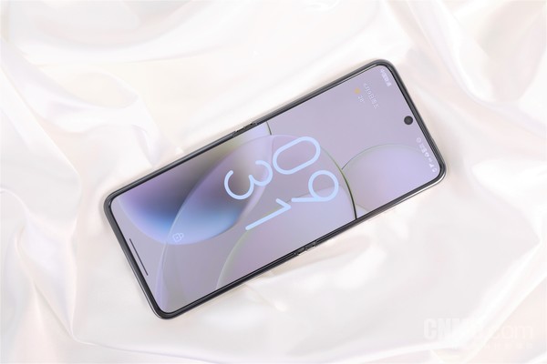 moto razr 40评测:3999元起!可能是目前质价比最高的竖向折叠屏 moto razr 40评测:3999元起!可能是目前质价比最高的竖向折叠屏