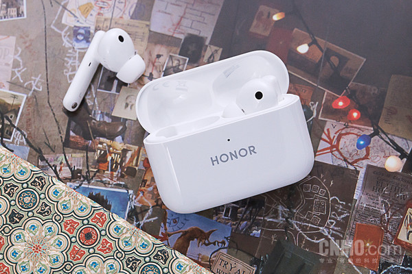 荣耀Earbuds 2 SE 荣耀Earbuds 2 SE:轻巧长续航 创造无负担使用体验