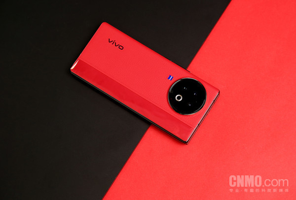 vivo X Fold2在折叠屏机身内塞下了4800mAh电池 vivo X Fold2:更易用的折叠屏旗舰 “减重不减质”