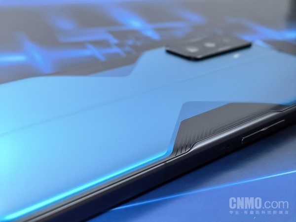 机身纹理展示 Redmi K50电竞版评测:一点“寒芒”先到 随后枪出如龙