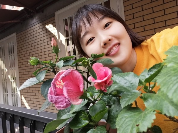荣耀20青春版自拍样张 荣耀20青春版评测 4800万拍照与蓝粉撞色解锁你的美