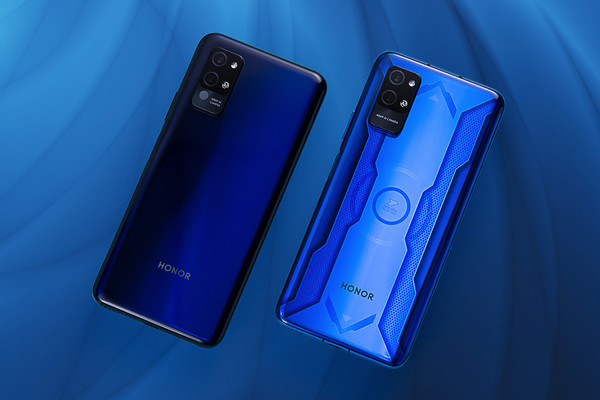 左:红外测温版 右:普通Pro版 荣耀Play4 Pro测温版评测 麒麟990加持的“测温计”如何
