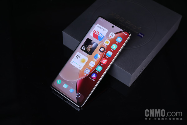 vivo X90 Pro+采用一块2K屏幕 vivo X90 Pro+:1英寸蔡司影像向每一位创作者致敬
